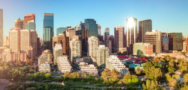 Gün doğumunda şehir merkezindeki binalarda. Calgary, Alberta, Kanada.