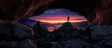 Rocky Mağarasında Duran Maceracı Adam. Arkadaki Dağlar ve Nehir. Gün batımı ya da gün doğumu. 3d Hazırlama