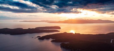 Günışığı Sahili, BC, Kanada. Havadan Kanadalı Doğa Arkaplanı. Günbatımı Gökyüzü Panoraması.