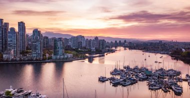 False Creek 'teki Marina ve Binaları. Sunrise 'da Vancouver şehir merkezinde. BC, Kanada.