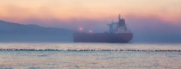 Kontejnerová Loď Zátoce Burrard Během Mlhavého Západu Slunce Vancouver Kanada — Stock fotografie