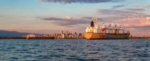 船在港口以市中心为背景 加拿大不列颠哥伦比亚省温哥华 全景背景 — 图库照片