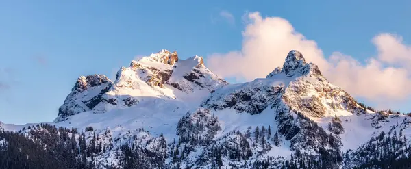 雪はカナダのロッキー山頂を覆いました サニー クラウディ サンセット スクワミッシュ カナダ — ストック写真