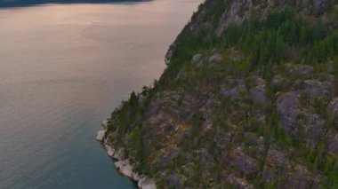 Howe Sound 'daki Manzaralı Okyanus Kıyısı ve Dağları. Bulutlu Günbatımı Gökyüzü, Sonbahar sezonu. Howe Sound, British Columbia Kanada.