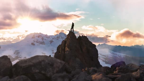 ロッキーマウンテンクリフの上のアドベンチャーマン バックグラウンドのブリティッシュコロンビアのカナダの山の風景 3Dレンダリングピーク — ストック動画