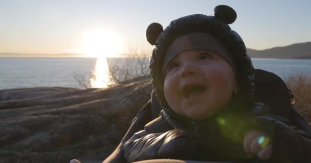 Großaufnahme Eines Lächelnden Baby Boy Der Wanderkoffer Auf Einem Felsen — Stockvideo