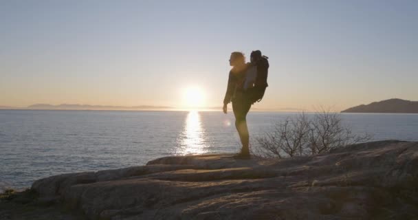 Mutter Und Baby Rucksack Beim Wandern Der Küste Der Rocky — Stockvideo