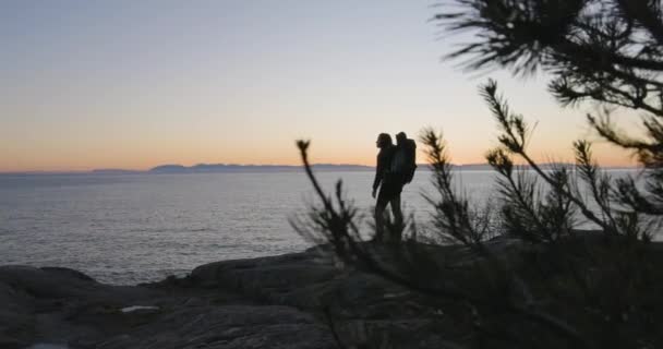 어머니와 해안에 캐리어 하이킹 Lighthouse Park 웨스트 밴쿠버 캐나다 — 비디오