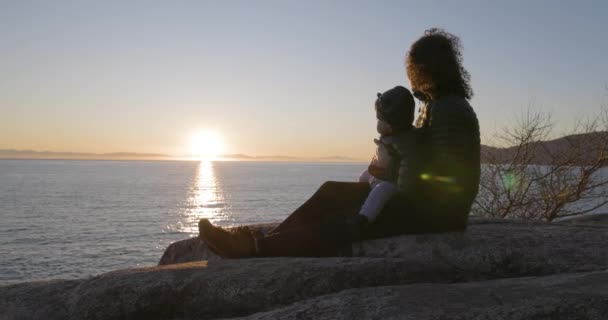 Matka Mały Chłopiec Siedzą Skale Nad Malowniczym Wybrzeżem Oceanu Zachód — Wideo stockowe