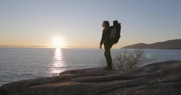 ロッキー海岸でハイキングバックパックキャリアの母とベビーボーイ ライトハウスパーク ウェストバンクーバー カナダ — ストック動画
