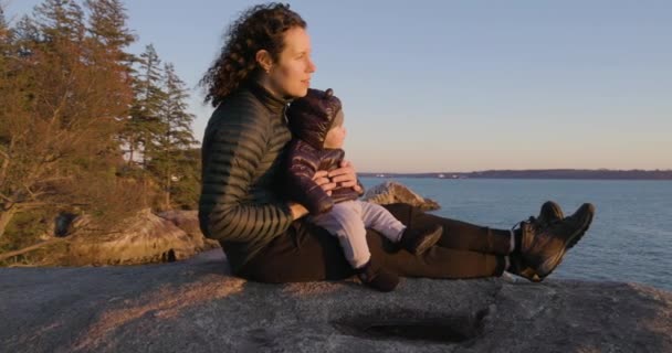 Madre Niño Sentado Roca Por Costa Oceánica Escénica Faro Segundo — Vídeo de stock