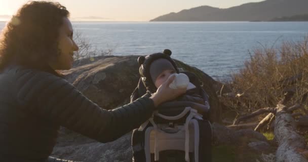 Mammas Matande Pojke Sittandes Vandringsvagn Rock Vid Den Natursköna Havskusten — Stockvideo