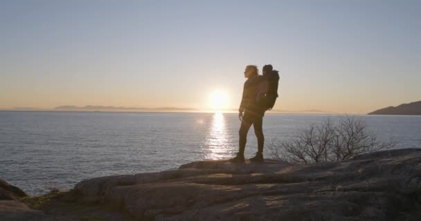 어머니와 해안에 캐리어 하이킹 Lighthouse Park 웨스트 밴쿠버 캐나다 — 비디오