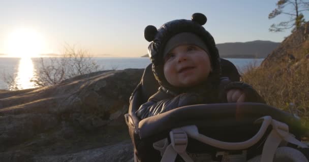 Detailní Záběr Baby Boy Usmívá Sedí Turistické Nosič Skále Malebného — Stock video