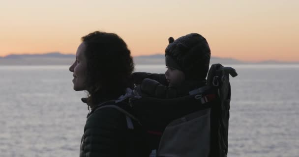 Matka Mały Chłopiec Plecaku Wędrujący Skalistym Oceanie Latarnia Morska West — Wideo stockowe