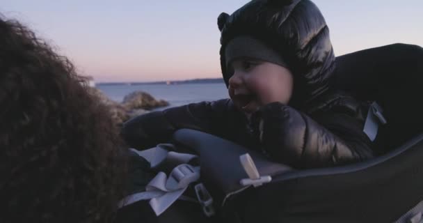 Baby Boy Jest Zabawny Matką Nośnikach Turystycznych Rock Przez Malownicze — Wideo stockowe
