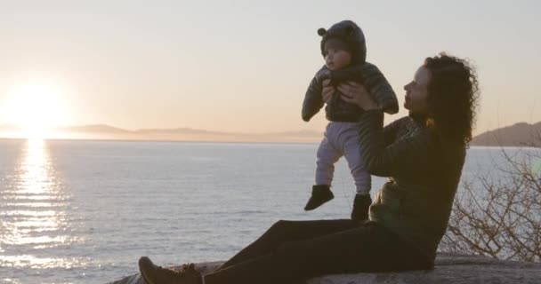 Matka Mały Chłopiec Siedzą Skale Nad Malowniczym Wybrzeżem Oceanu Dziecko — Wideo stockowe