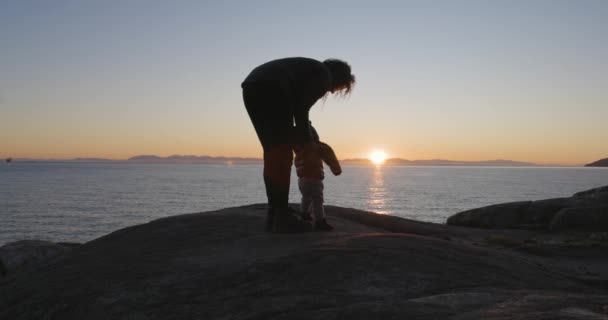 Matka Trzyma Małego Chłopca Gdy Spaceruje Skale Nad Malowniczym Wybrzeżem — Wideo stockowe