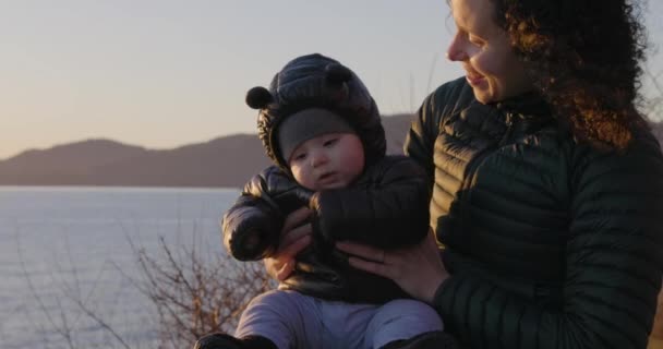 Detailní Záběr Happy Mother Baby Boy Usmívá Sedí Skále Malebného — Stock video