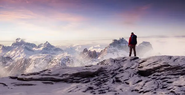 Maceraperest Yürüyüşçü Zirvede Karlı Dağ Manzarası Macera Birleşimi Görüntüleme Kanada — Stok fotoğraf