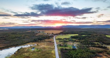 Atlantik Okyanusu 'nun doğu kıyısındaki yol. Hava Doğası Arkaplanı. Gündoğumu Gökyüzü. Newfoundland, Kanada.
