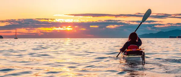 Kajakarstwo Kolorowym Zachodzie Słońca Vancouver Kanada — Zdjęcie stockowe