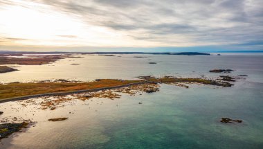 Atlantik Okyanusu 'nun doğu kıyısında küçük bir kasaba. Hava Doğası Arkaplanı. Güneşli Mavi Gökyüzü. Newfoundland, Kanada.