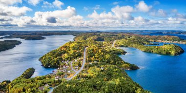 Atlantik Okyanusu 'nun doğu kıyısında küçük bir kasaba. Hava Doğası Arkaplanı. Güneşli Mavi Gökyüzü. Newfoundland, Kanada.