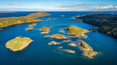Atlantik Okyanusu 'nun doğu kıyısındaki Rocky Shore. Hava Doğası Arkaplanı. Güneşli Mavi Gökyüzü. Newfoundland, Kanada.
