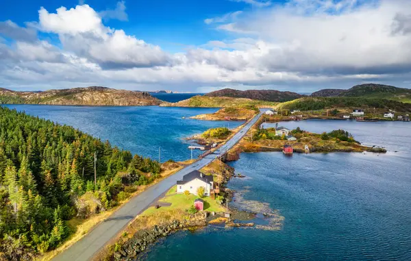 Atlantik Okyanusu 'nun doğu kıyısında küçük bir kasaba. Hava Doğası Arkaplanı. Güneşli Mavi Gökyüzü. Newfoundland, Kanada.