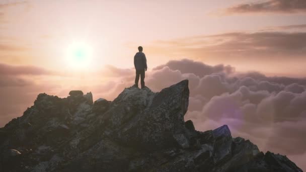 Hombre Excursionista Pico Rocoso Paisaje Nublado Compuesto Aventura Representación Rocas — Vídeo de stock
