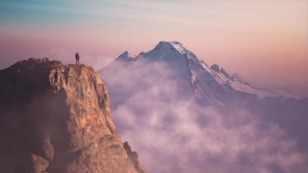 Homem Caminhante Dramático Pico Rochoso Montanhas Composto Aventura Rochas Renderização — Vídeo de Stock