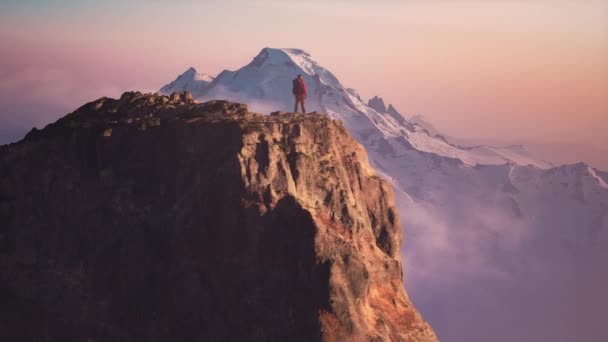Man Wandelaar Dramatische Rotsachtige Piek Bergen Avontuurcomposiet Rotsen Renderen Achtergrondbeeld — Stockvideo