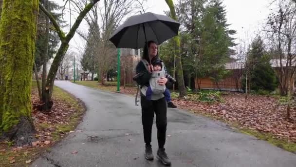 어머니와 귀여운 캐리어 경로에 비오는 Burnaby 밴쿠버 캐나다 — 비디오