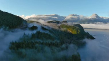 Sis, Kanada 'nın deniz manzarasını kapladı. Squamish, BC, Kanada. Güneşli Kış Havacılık Arkaplanı.