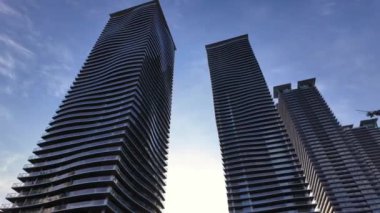 Brentwood 'da yeni yüksek binalar. Mavi Gök, Bahar Günü. Burnaby, Vancouver, British Columbia, Kanada.