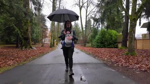 Moeder Schattige Baby Boy Aan Voorkant Geconfronteerd Carrier Lopen Buurtpad — Stockvideo