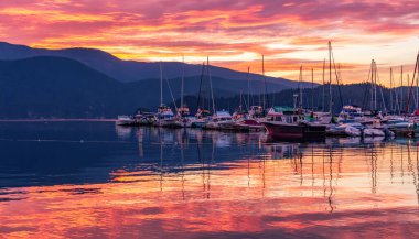 Rocky Shore ve Marina in Deep Cove, North Vancouver, BC, Kanada.