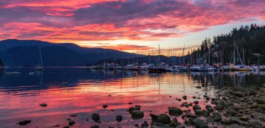 Rocky Shore ve Marina in Deep Cove, North Vancouver, BC, Kanada.