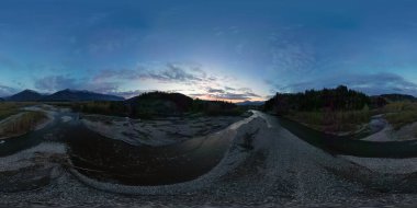 Nehir ve Dağların 360 Hava Manzarası. Dramatik Bulutlu Gökyüzü. British Columbia, Kanada.