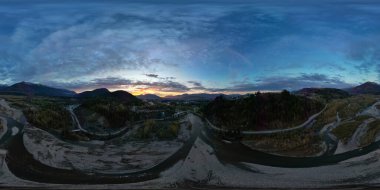 Nehir ve Dağların 360 Hava Manzarası. Dramatik Bulutlu Gökyüzü. British Columbia, Kanada.