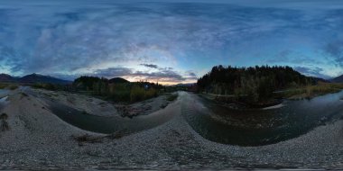 Nehir ve Dağların 360 Hava Manzarası. Dramatik Bulutlu Gökyüzü. British Columbia, Kanada.