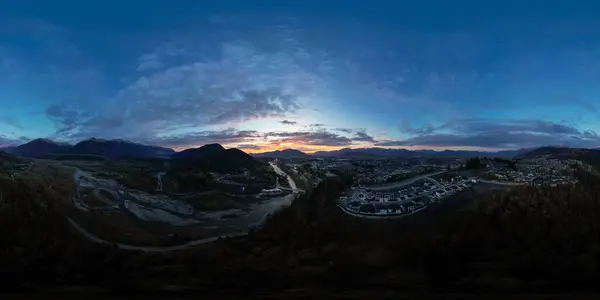 360 Vista Aérea Del Río Las Montañas Cielo Nublado Dramático Imágenes de stock libres de derechos