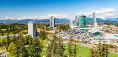 Surrey Central 'daki binalar, Büyük Vancouver, BC, Kanada. Güneşli Gün.