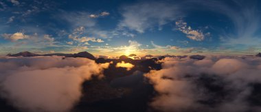 Bulutlar ve Dağ manzarasının dramatik hava manzarası. Doğa Arkaplanı. 3d Hazırlama