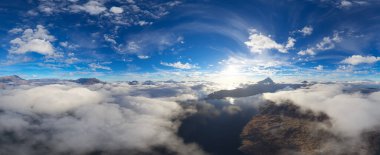 Bulutlar ve Dağ manzarasının dramatik hava manzarası. Doğa Arkaplanı. 3d Hazırlama