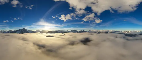 Δραματικό Εναέρια Πανόραμα Σύννεφων Και Ορεινού Τοπίου Φόντο Φύσης Απόδοση Royalty Free Εικόνες Αρχείου