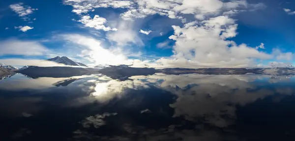 Δραματικό Εναέρια Πανόραμα Σύννεφων Και Ορεινού Τοπίου Φόντο Φύσης Απόδοση Εικόνα Αρχείου