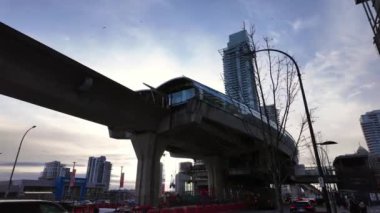 Gökdelenler ve Brentwood Şehir Merkezi, Skytrain yakınlarında. Güneşli Günbatımı, Akşam. Bahar. Kuzey Burnaby, British Columbia, Kanada. Yavaş Hareket