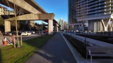 Skytrain ve Brentwood Şehir Merkezi yakınlarında bisiklet ve yaya yolu. Güneşli Günbatımı, Akşam. Bahar. Kuzey Burnaby, British Columbia, Kanada.